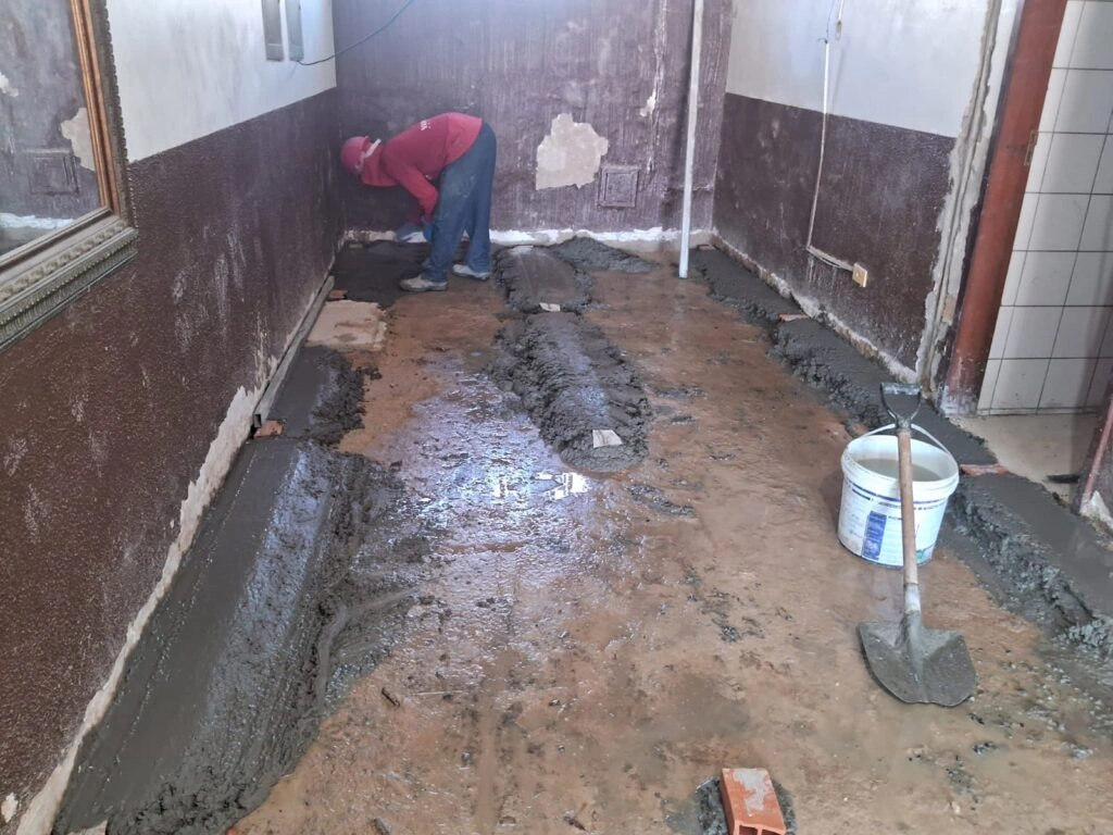 Troca de piso na área interna do Centro de Artesanato
