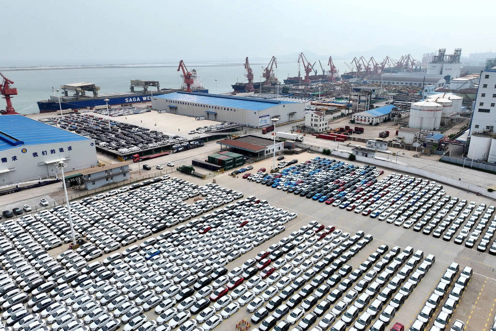Veículos enfileirados em porto da cidade de Lianyungang, na China