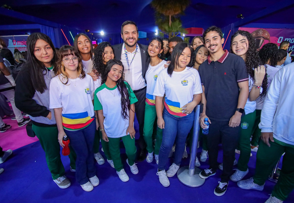 Washington Bandeira e estudantes da SEDUC no NEON 2025