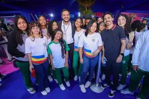 Washington Bandeira e estudantes da SEDUC no NEON 2025 (Foto: Leticia Santos)