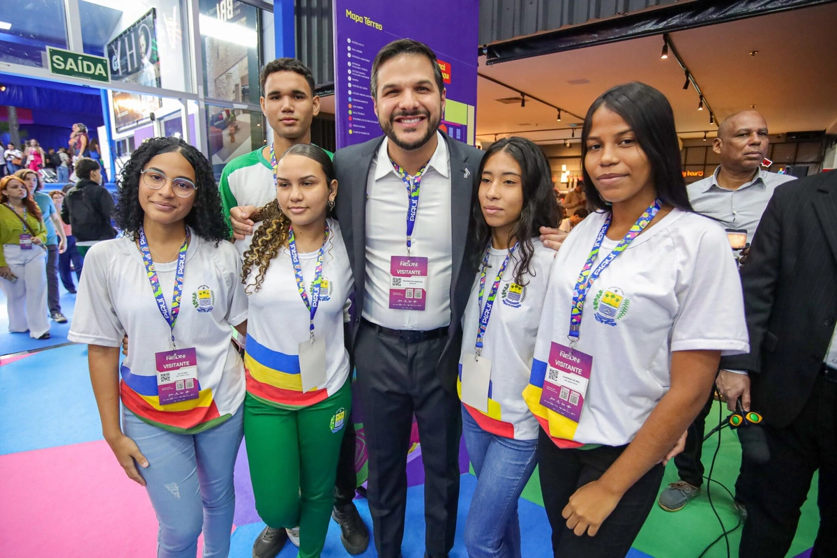 Washington Bandeira e estudantes da SEDUC no NEON 2025
