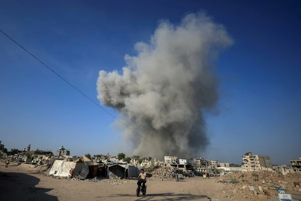 Bombardeios israelenses atingem arredores da Cidade de Gaza entre a noite de sábado (23) e domingo (24)