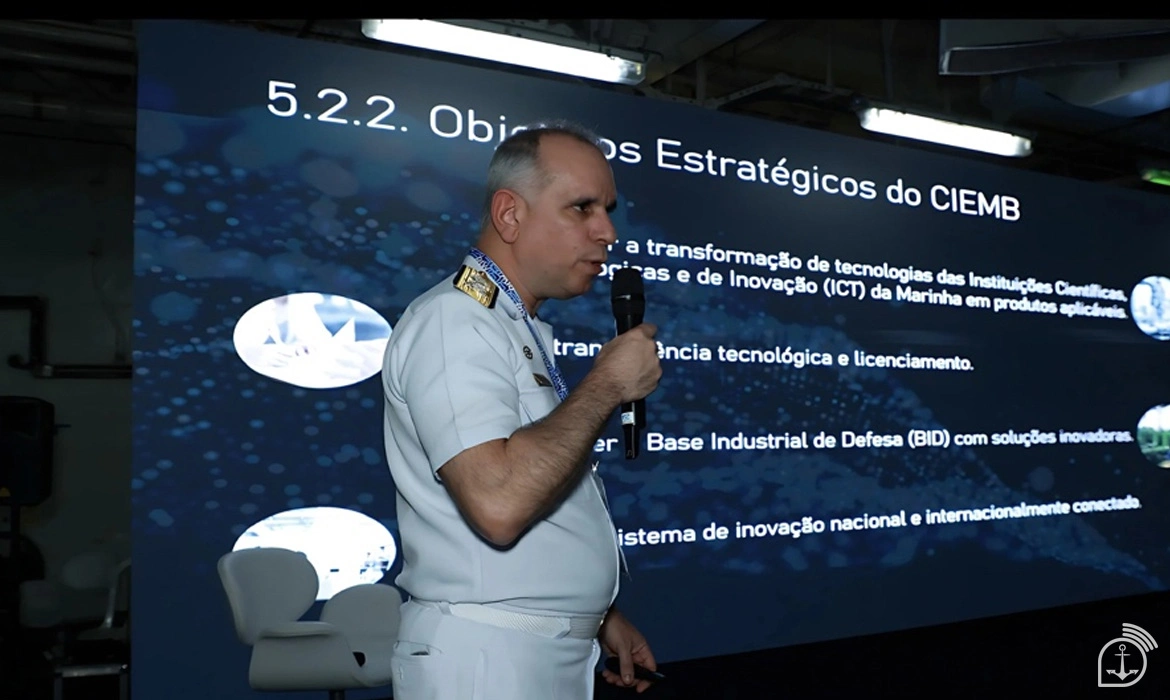 Contra-Almirante (Engenheiro Naval) Fricks durante palestra sobre o compromisso com a Ciência, Tecnologia e Inovação – Imagem: Sargento Walney