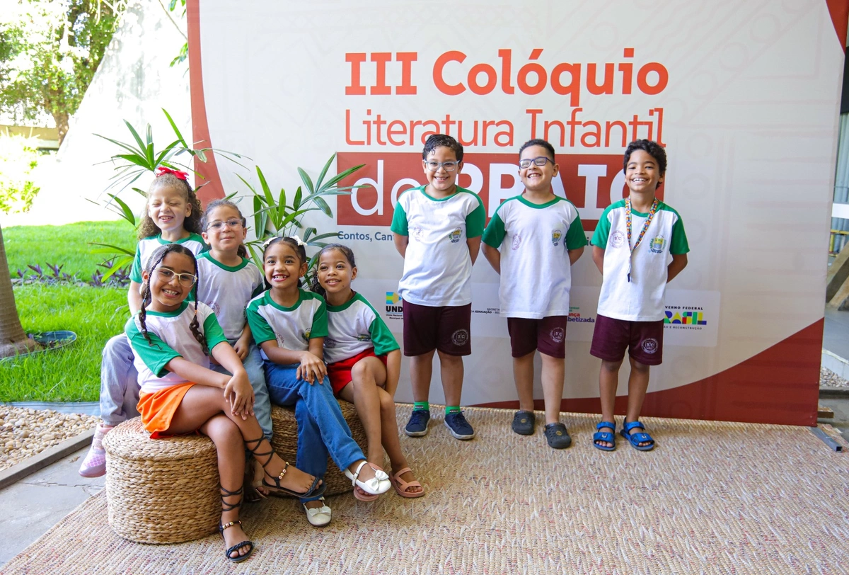 Crianças participando de evento literário