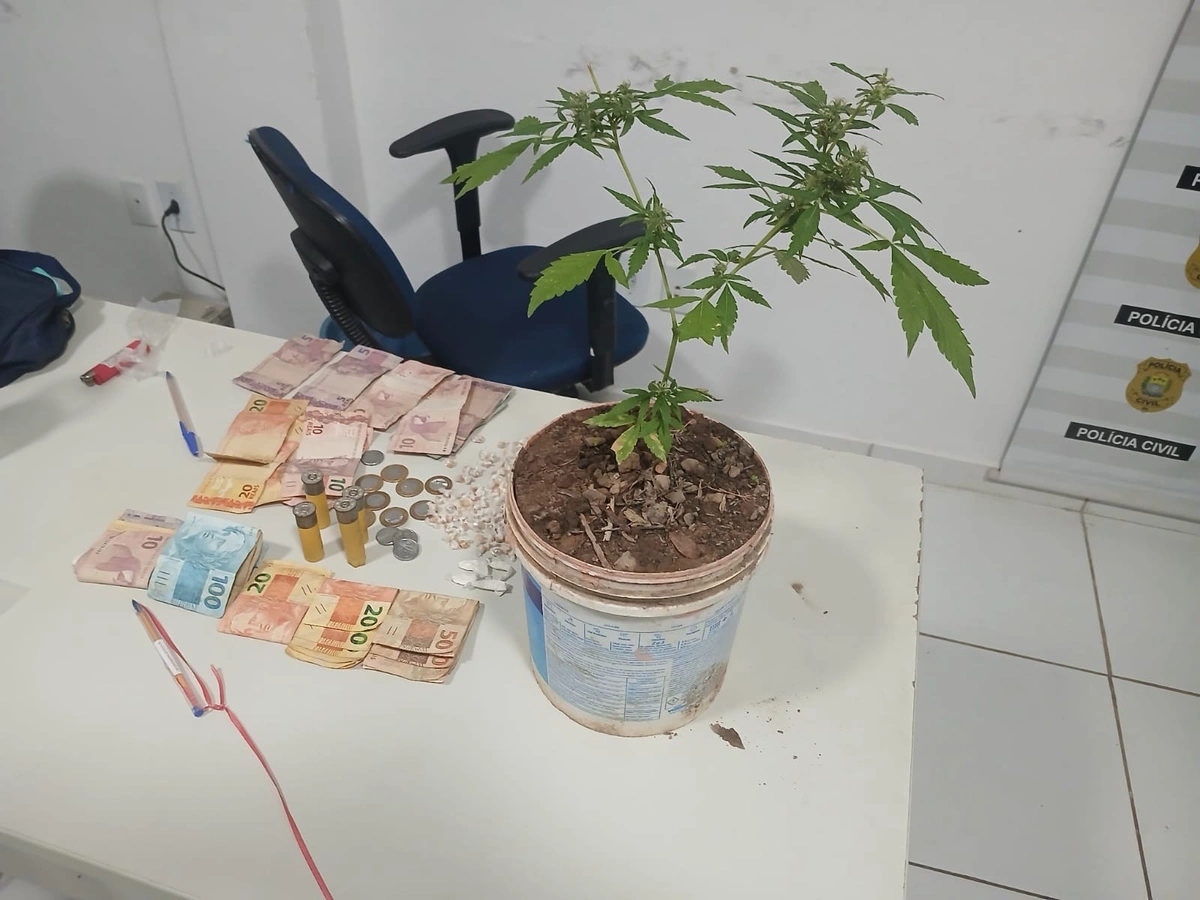 De acordo com o relatório policial, a guarnição realizava diligências para cumprimento de um mandado de prisão preventiva contra um indivíduo conhecido como “Baixinho”, suspeito de roubos na região.