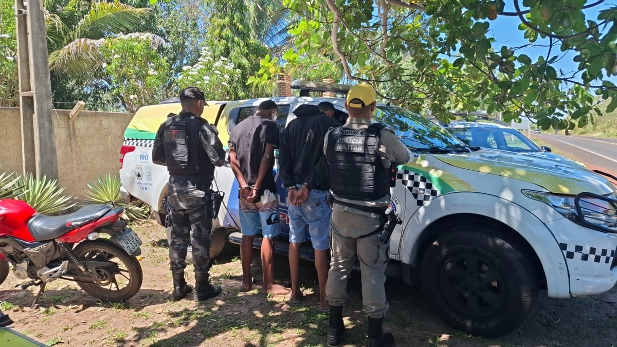 De acordo com o relatório policial, dois homens em uma motocicleta Honda/CG160 FAN, de cor vermelha, foram parados pela equipe.