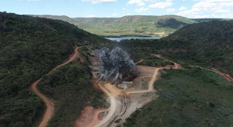 Detonação de explosivos na Barragem Nova Algodões