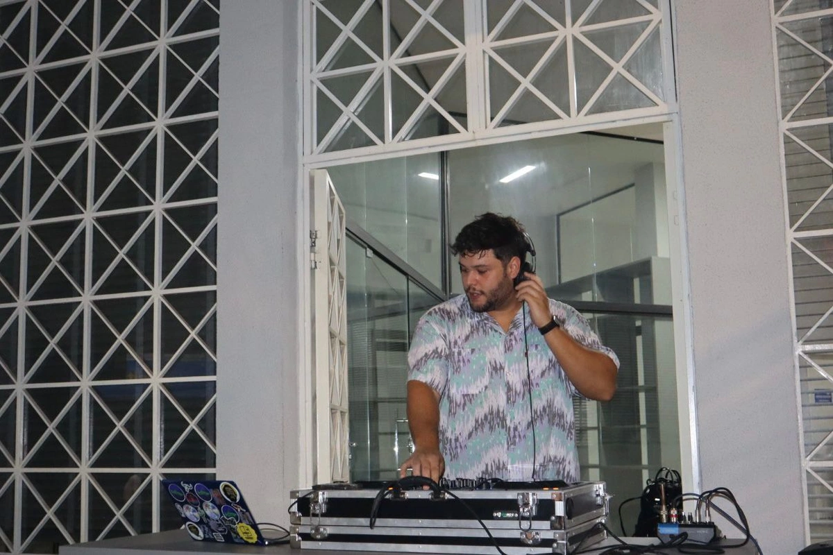 Dj Lucrecio Arrais (DJ Sentado)