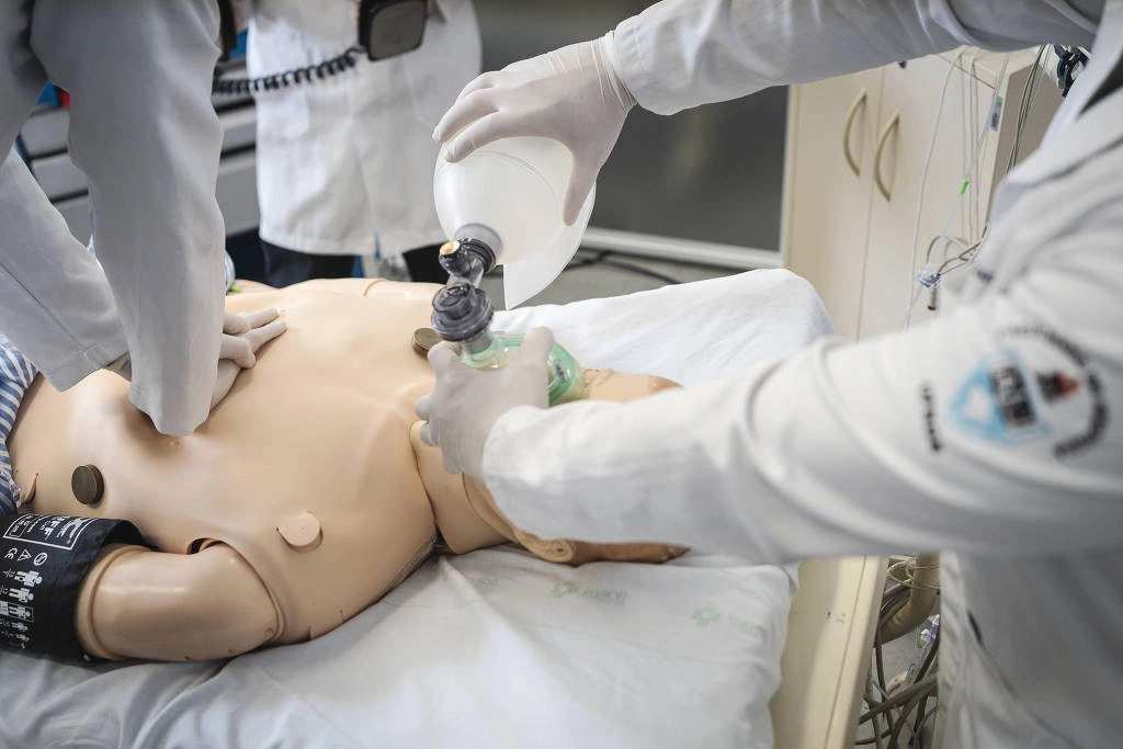Doutorandos de medicina durante aula em centro de simulação