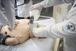 Doutorandos de medicina durante aula em centro de simulação (Foto: Carlos Macedo)