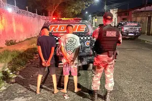 Durante a abordagem, os policiais flagraram os adolescentes tentando se desfazer de um objeto. (Foto: Divulgação)