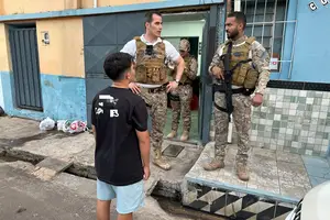 Durante a ação, foi encontrado um aparelho celular com restrição de roubo, que estava em posse da companheira do investigado. A mulher foi presa em flagrante. (Foto: Divulgação)