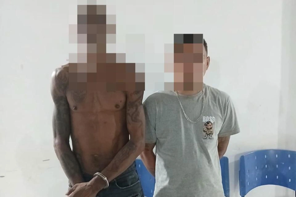 Durante as buscas, os militares receberam informações de que o procurado estaria em um ponto de venda de drogas pertencente a Francisco da Silva, vulgo “Negão”.