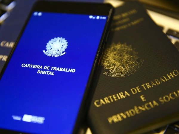 Foto da Carteira de Trabalho e Previdência Social (CTPS) nas versões digital e impressa
