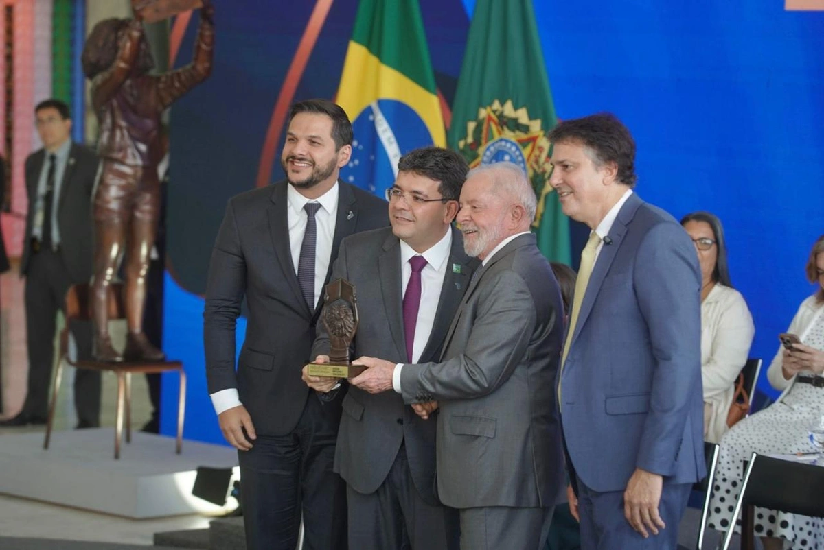 Governador Rafael Fonteles, Secretário de Educação Washington Bandeira, Presidente Lula e o Ministro da Educação Camilo Santana