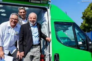 Lula e Padilha na entrega de unidades móveis de saúde bucal (Foto: Ricardo Stuckert / PR)