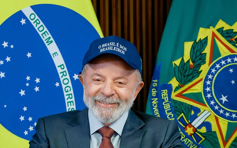 Lula usando o boné: O BRASIL É DOS BRASILEIROS
