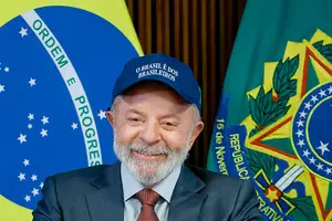 Lula usando o boné: O BRASIL É DOS BRASILEIROS (Foto: Ricardo Stuckert / PR)