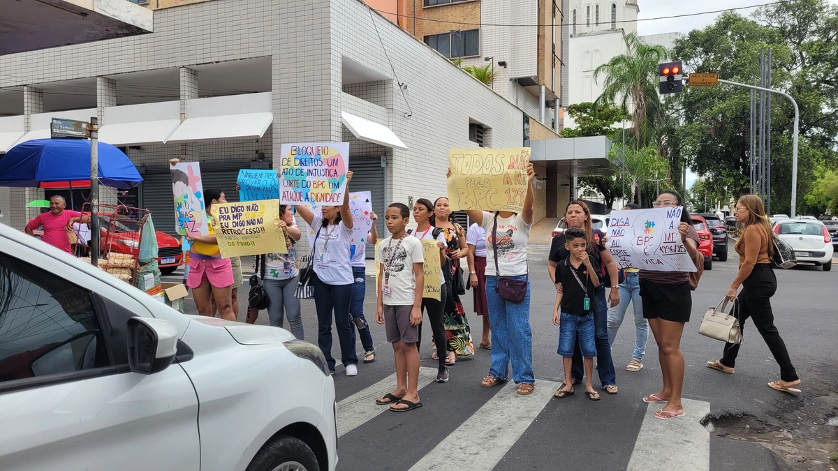 Manifestação em frente ao INSS