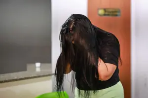 Mulher presa por uso de documentação falsa (Foto: Renato Andrade)