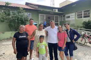 Neto Souza, líder comunitário, e moradores do Alto da Ressurreição (Foto: Revista40graus)