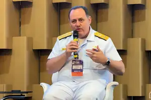 No painel, o Almirante Rabello destacou a integração entre militares e civis no Programa Nuclear da Marinha – Imagem: Primeiro-Sargento Walney (Foto: Marinha)