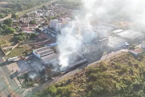 O local afetado está situado em uma área cercada por condomínios, residências, Hotéis e Faculdade (Foto: Eloy Figueiredo / Revista40graus)