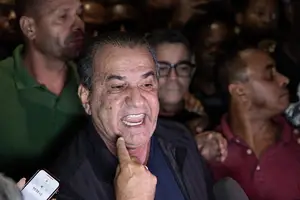 O pastor Silas Malafaia deixa o aeroporto do Galeão, no Rio de Janeiro, após depor na Polícia Federal (Foto: Eduardo Anizelli)