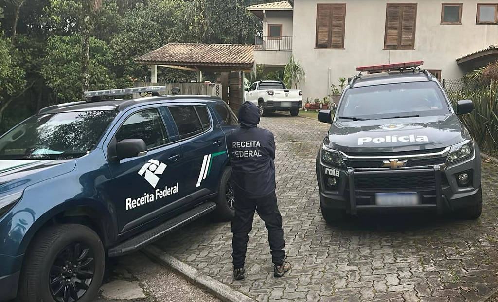 Policiais e agentes da Receita Federal cumprem mandados de busca e apreensão na operação Carbono Oculto