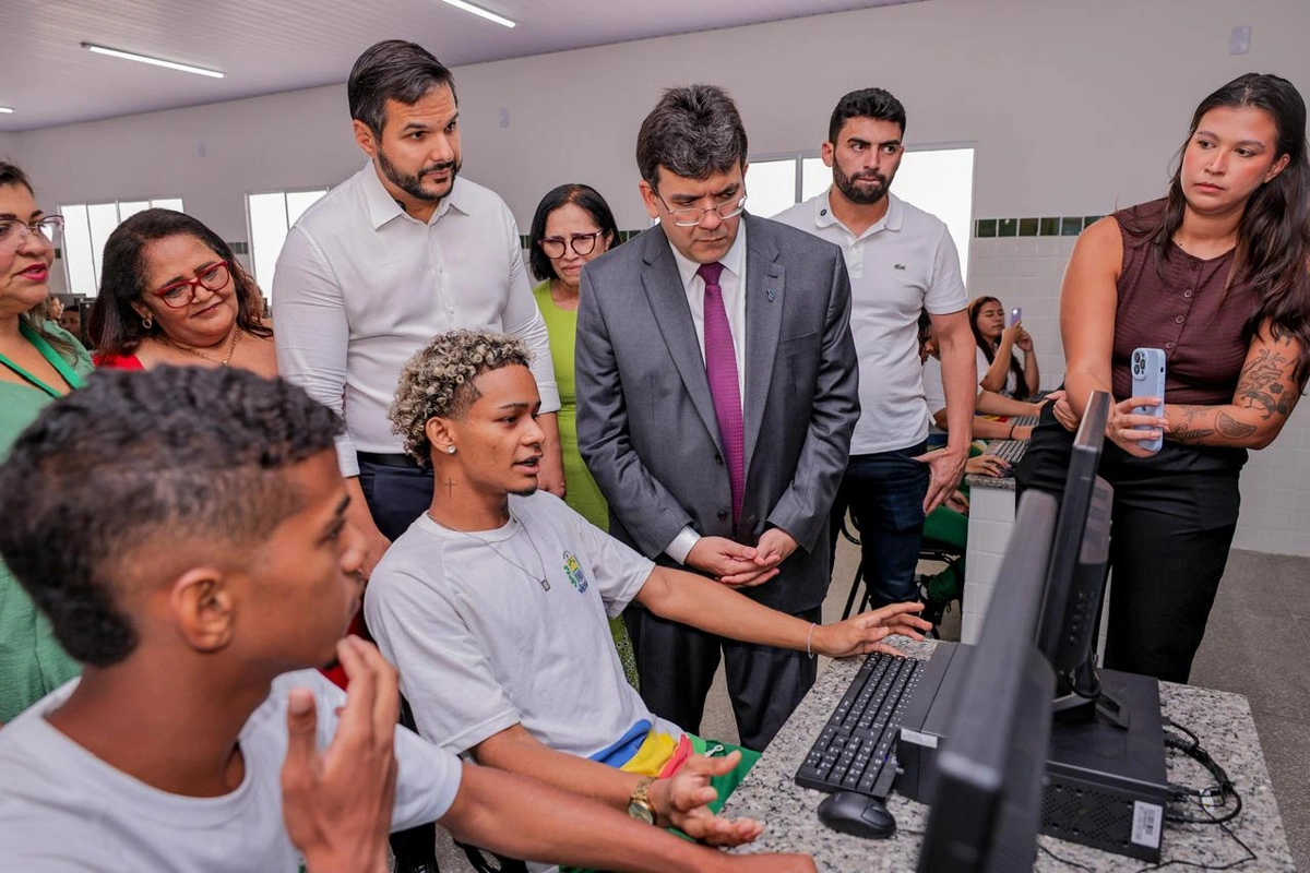 Rafael Fonteles e Washington Bandeira no CETI do Santa Fé em Teresina