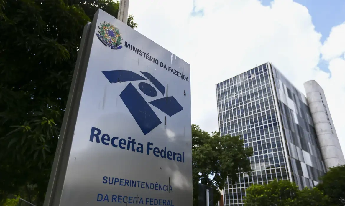 Receita Federal volta a exigir e-Financeira de fintechs após operações contra crime organizado