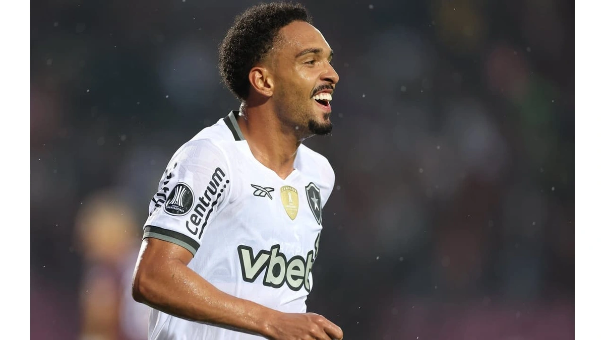 Vitinho, lateral-direito do Botafogo, convocado por Carlo Ancelotti para o lugar de Vanderson, cortado.