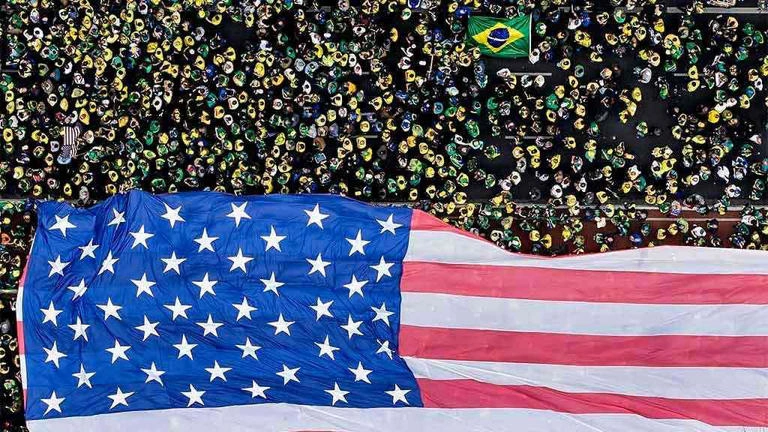 A bandeira gigantesca dos EUA dominou as manifestações dos bolsonaristas, no domingo