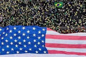A bandeira gigantesca dos EUA dominou as manifestações dos bolsonaristas, no domingo (Foto: Reprodução)