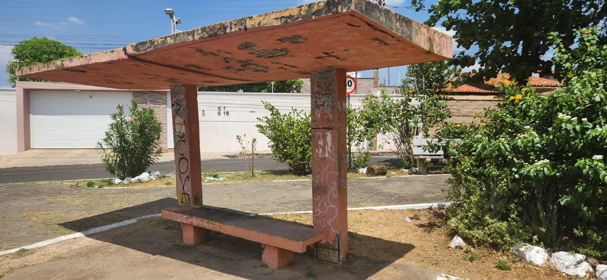 Abrigo de concreto para passageiros no Mocambinho em colapso