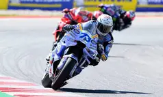 Álex Márquez bate Marc, vence na Catalunha e adia decisão do título da MotoGP