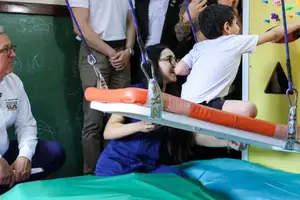 Alexandre Padilha acompanhando criança em terapia (Foto: Walterson Rosa)