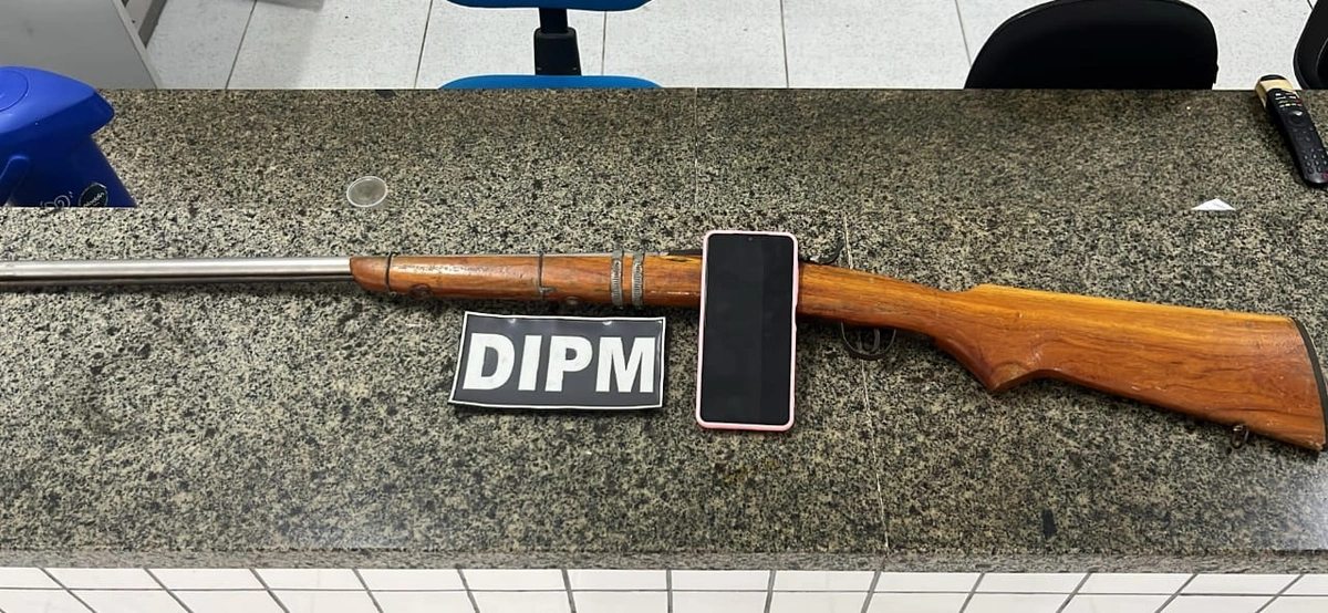 Arma apreendida na posse de uma mulher em Parnaíba
