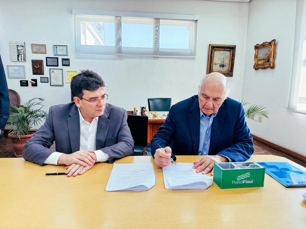 Assinatura de acordo comercial entre a Porto Piaui e a Cnaga. Empresário José Américo e Rafael Fonteles