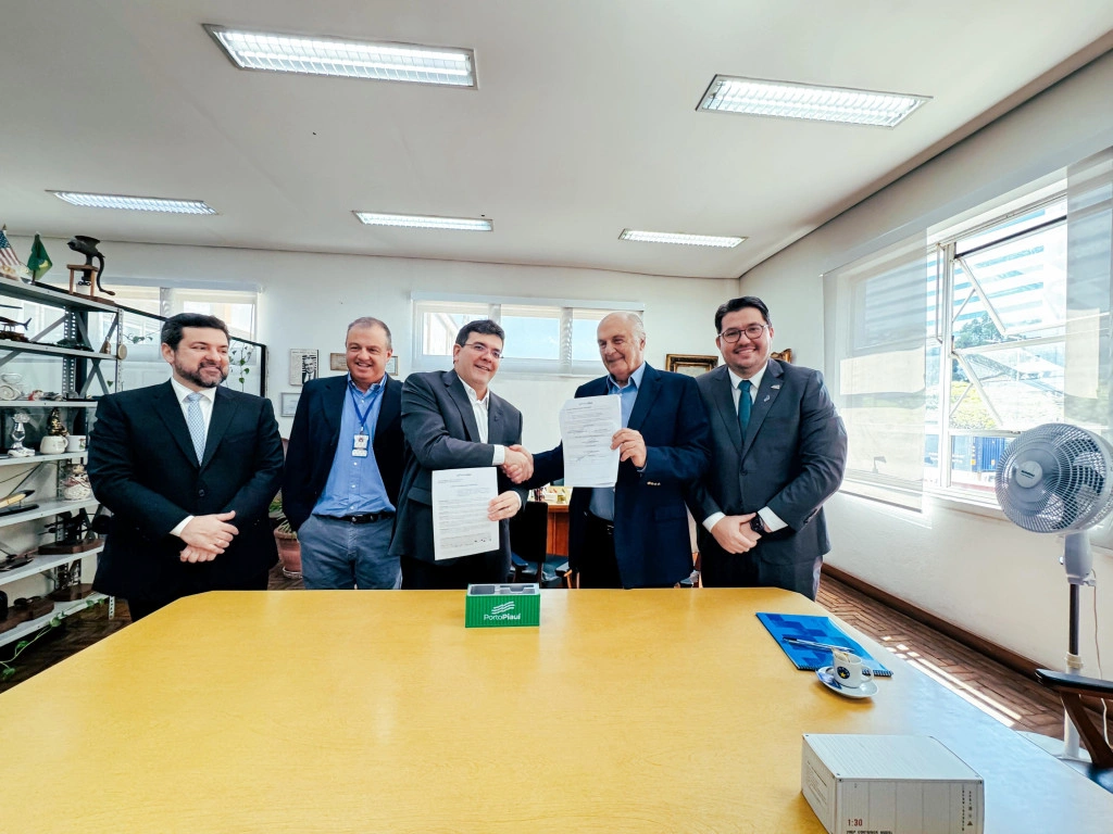 Assinatura de acordo comercial entre a Porto Piaui e a Cnaga. Empresário José Américo e Rafael Fonteles