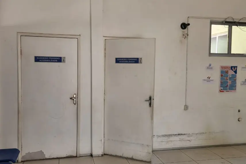 Banheiros precisando de melhorias