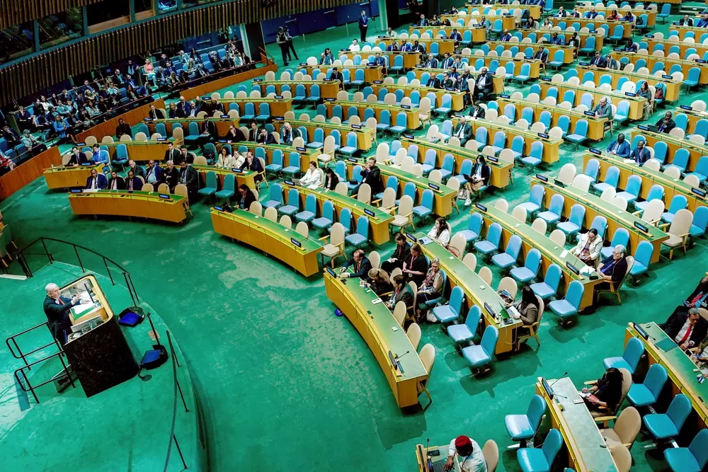 Benjamin Netanyahu discursa na ONU com plenário esvaziado