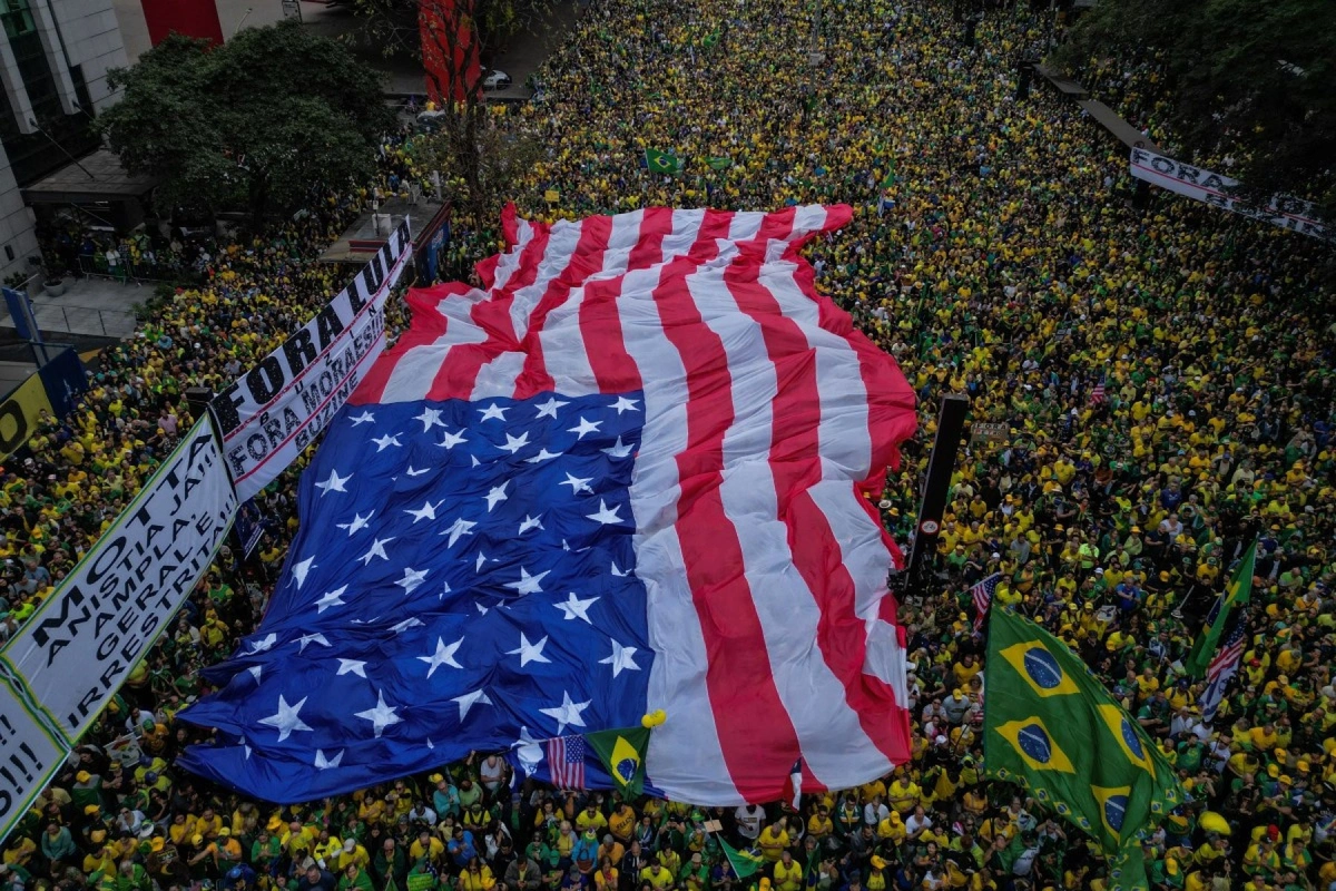 Bolsonaristas levaram bandeira enorme dos Estados Unidos para ato pró-Bolsonaro na Avenida Paulista, em São Paulo