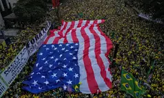 Bolsonaristas carregam bandeira gigante dos EUA na Avenida Paulista, em SP