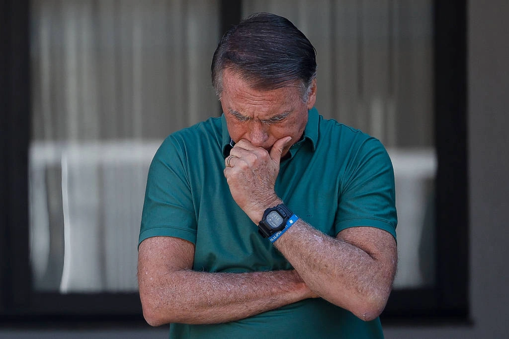 Bolsonaro na garagem de sua casa na manhã do dia em que foi condenado pelo Supremo
