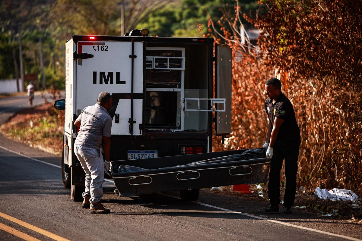 Corpo sendo retirado da PI-113 no povoado Santa Teresa