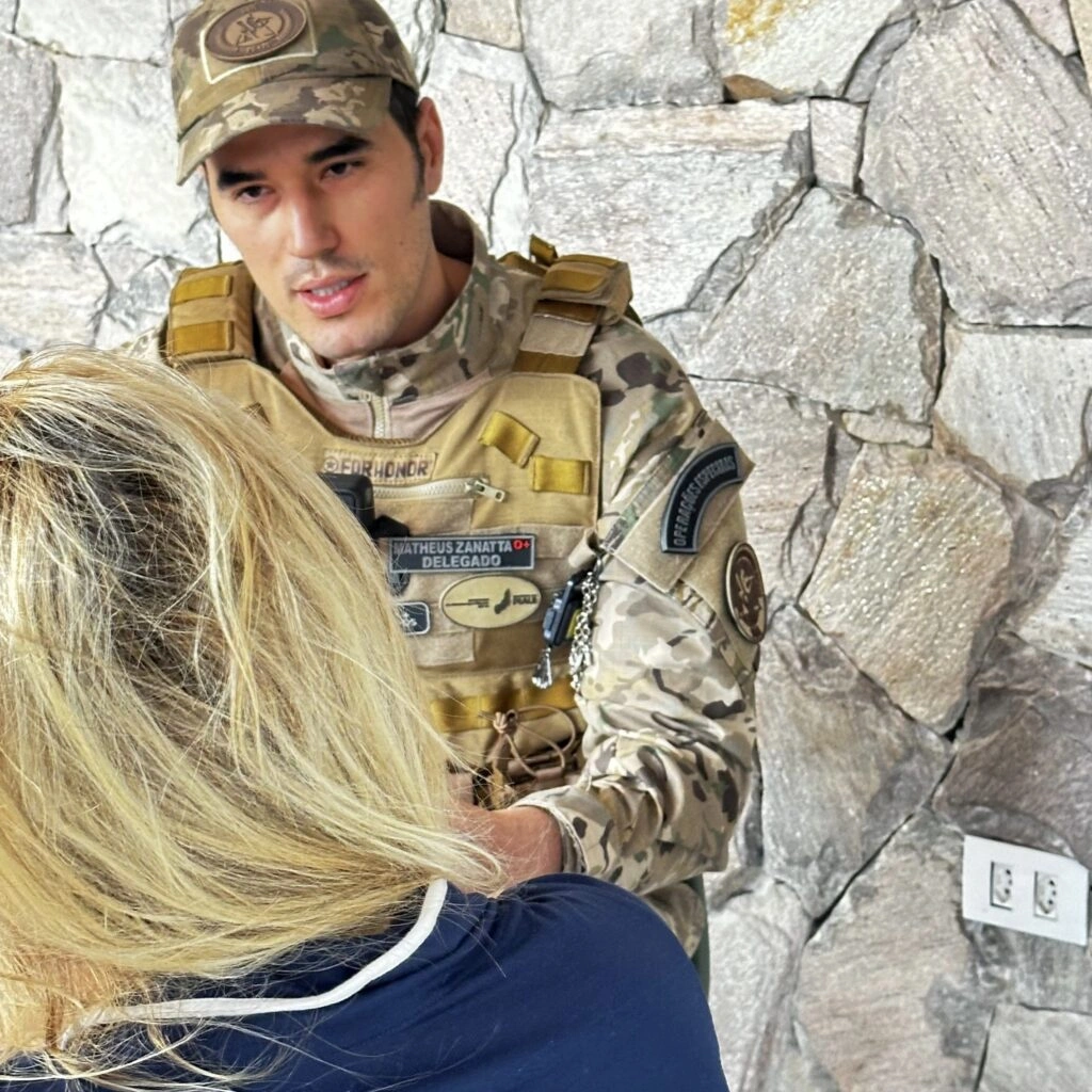 Delgado Zanatta conversando com suspeita