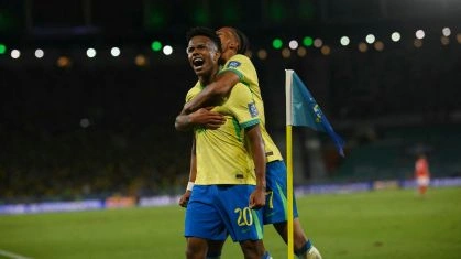Estêvão comemorando seu primeiro gol com a camisa da Seleção.
