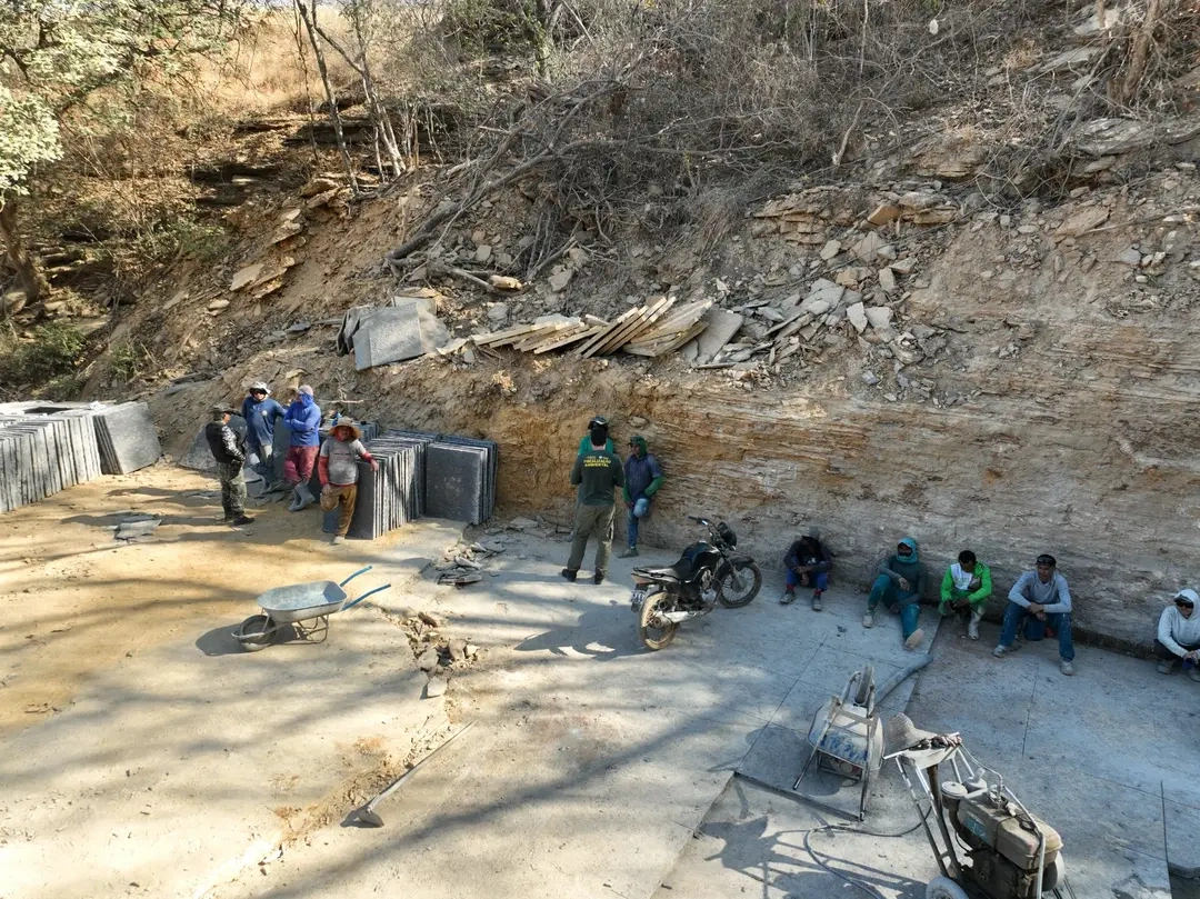 Fiscalização flagra 17 trabalhadores em operação clandestina e interdita área de exploração mineral
