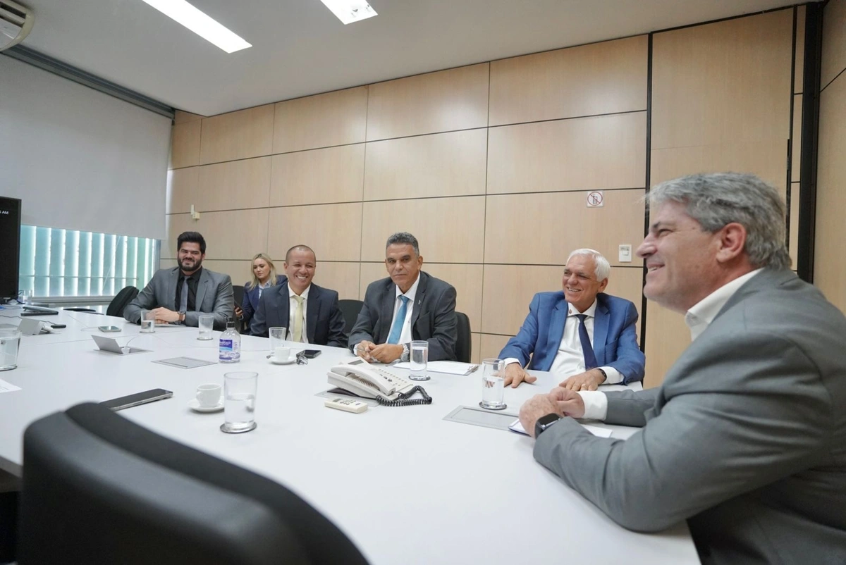Governador em exercício Themístocles Filho em Brasília